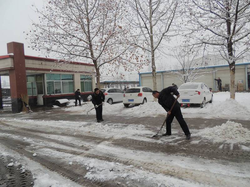 泰来职工积极除雪，全力保障一线生产