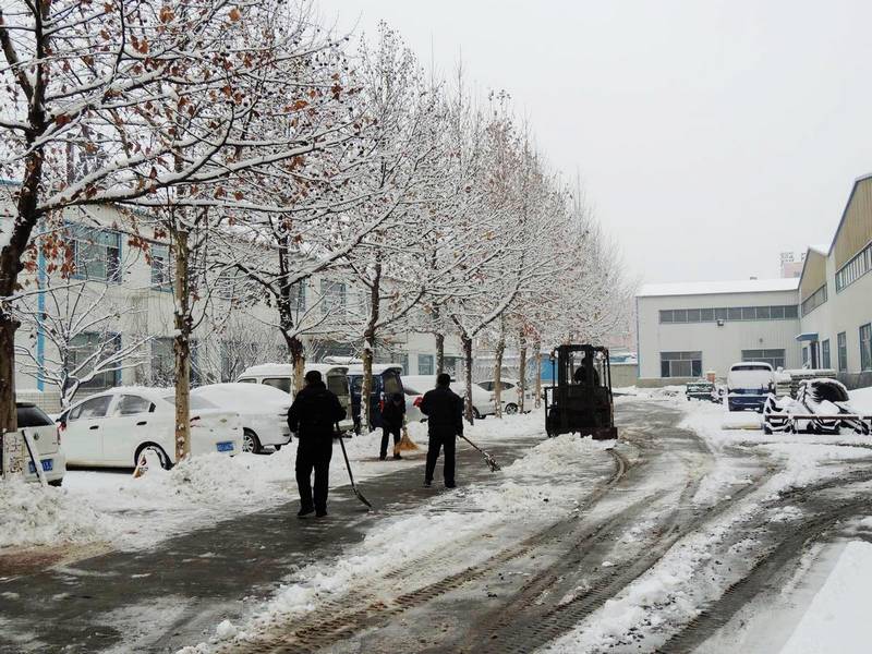 叉车也别闲着，赶紧来帮忙除雪