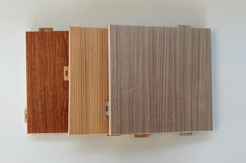 Serie de chapas de aluminio con imitación de vetas de madera