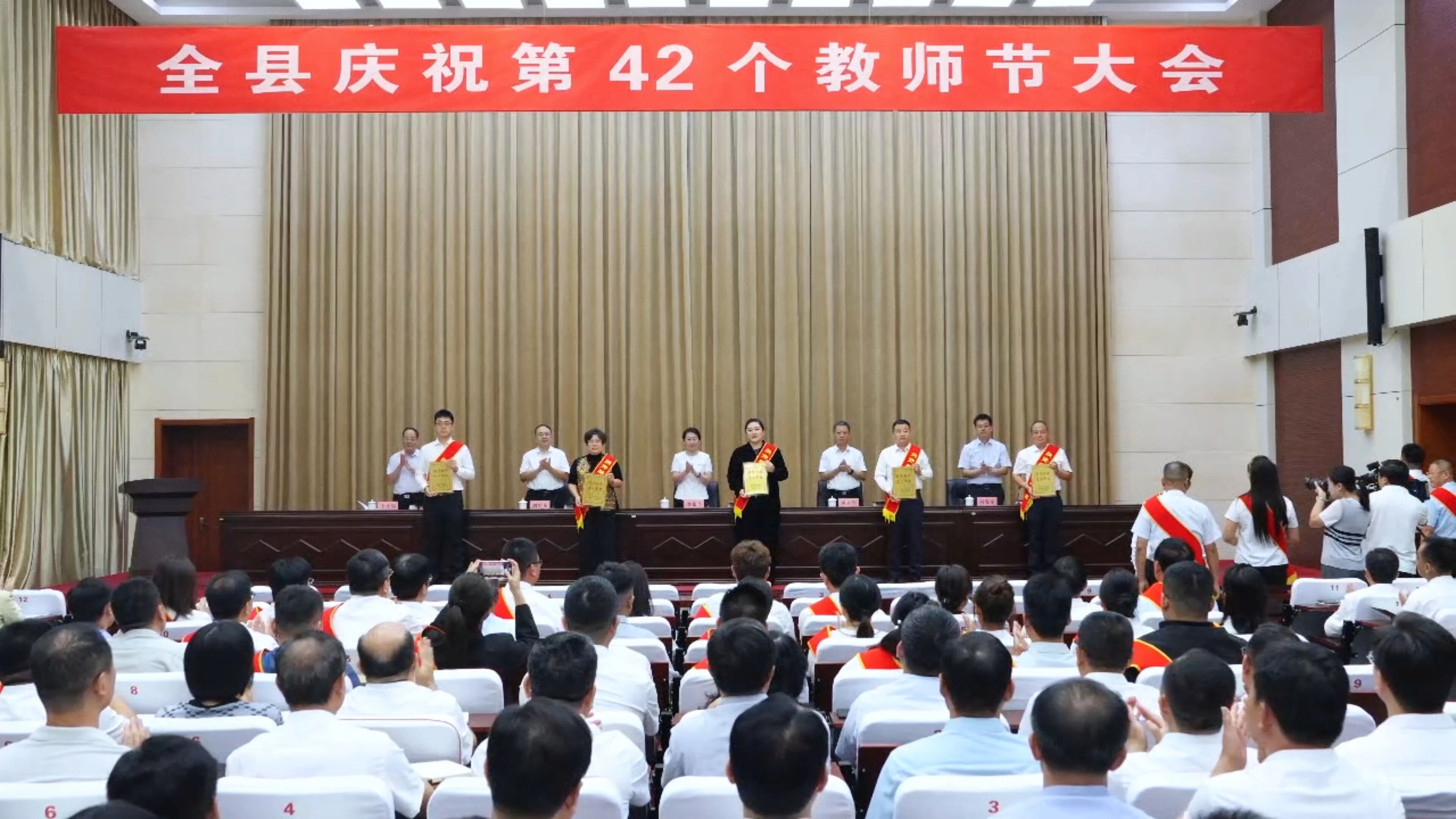 情系教育，大爱兴学！华建铝业以担当赋能临朐教育高质量发展